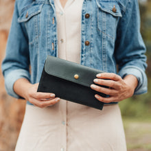 Load image into Gallery viewer, Leather Wallet in Emerald
